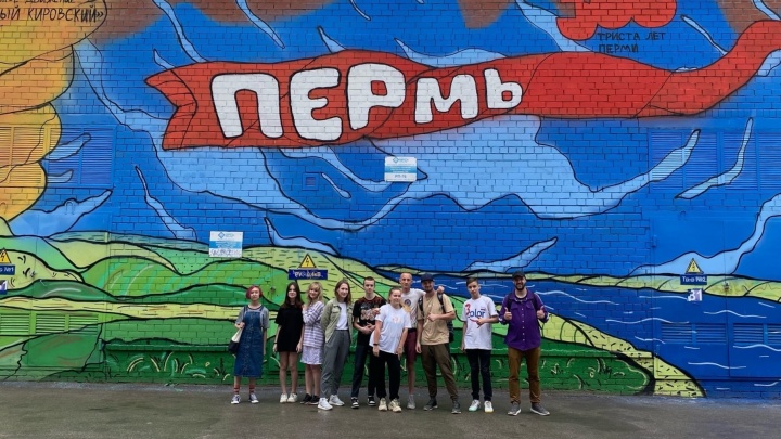 В Кировском районе появились граффити с гидропланом. Их сделали пермские дети в память о Василии Каменском