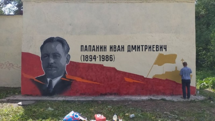 «Сигналят в знак благодарности»: в Ярославле начали восстанавливать граффити с изображением Героя Советского Союза