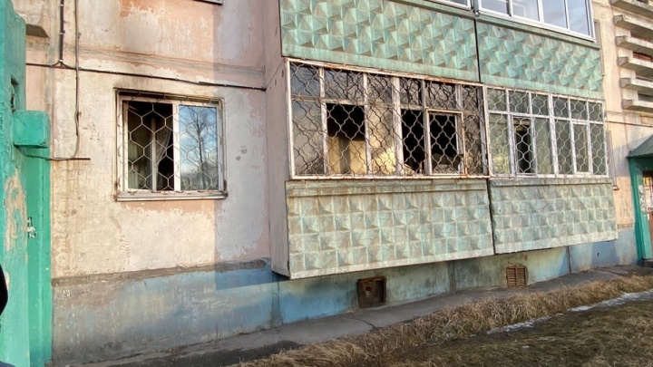 Прохожие спасли двух человек на пожаре в пятиэтажке в Шелехове вечером 11 апреля