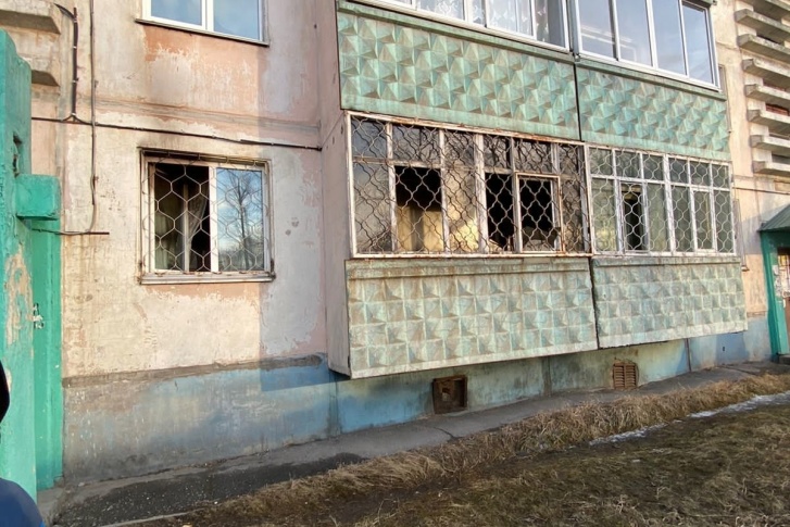 Прохожие вытащили из горящей квартиры двух человек в Шелехове