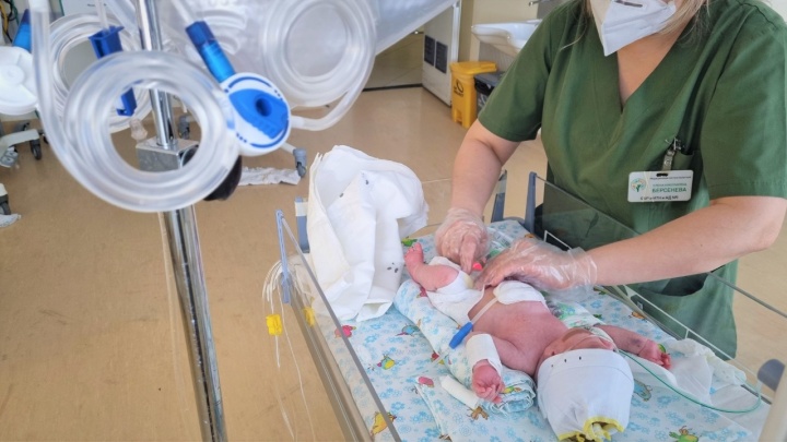 Свердловские врачи спасли младенца весом 900 граммов