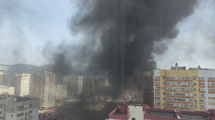 В Новороссийске загорелась недостроенная школа на улице Мурата Ахеджака