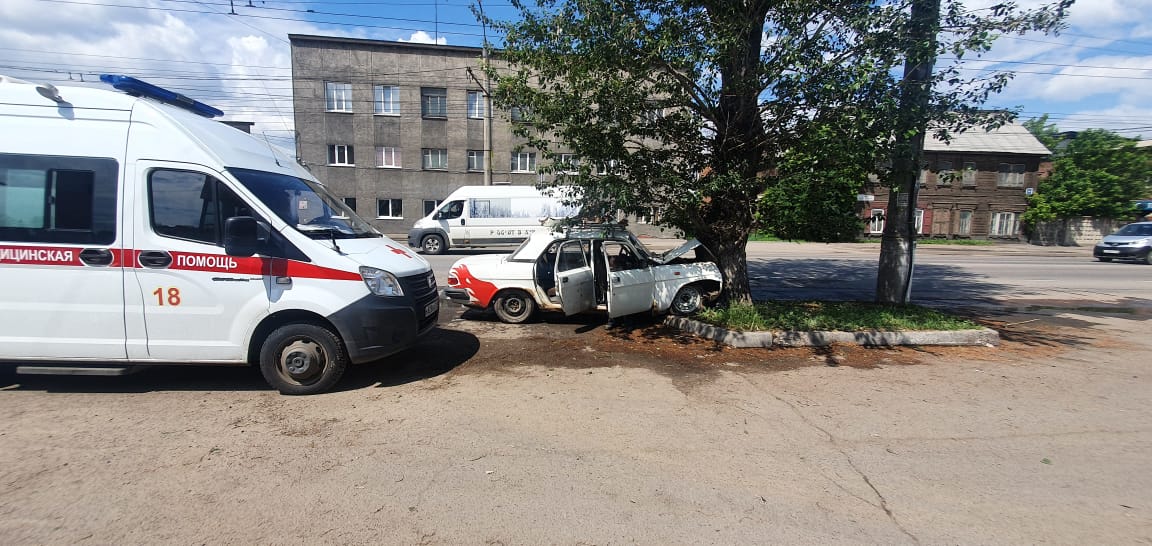 «Волга» слетела с дороги и врезалась в дерево на улице Рабочего Штаба в Иркутске