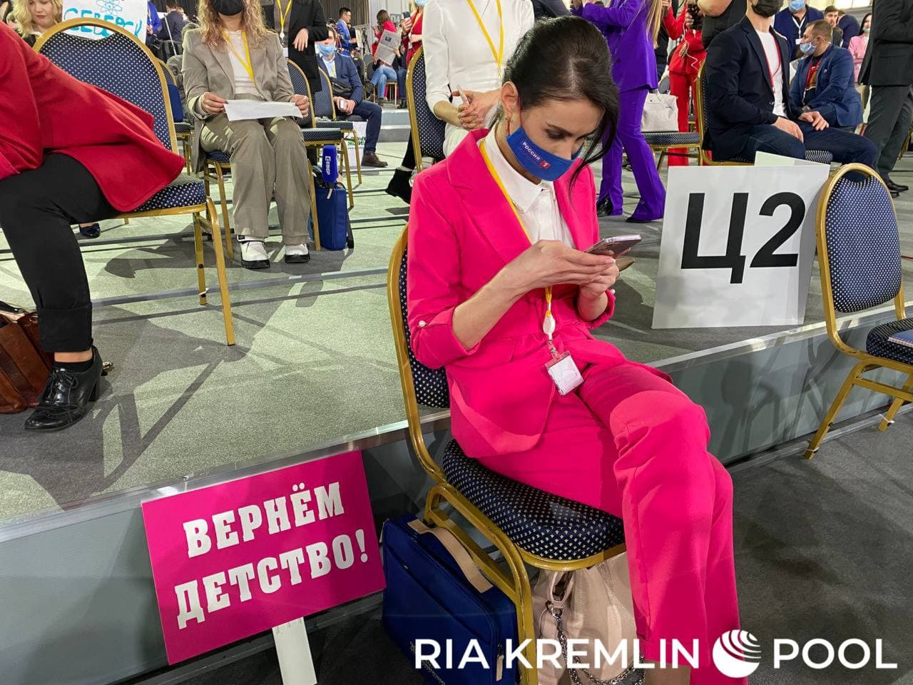 Яркая одежда — еще один классический способ привлечь внимание президента Яркая одежда — еще один классический способ привлечь внимание президента