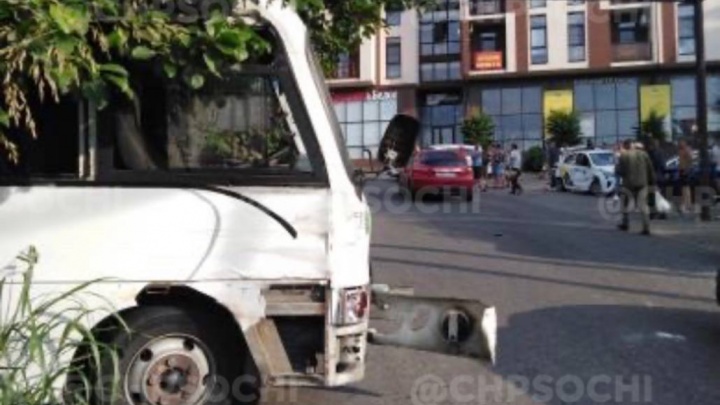 В Сочи автобус с людьми скатился со склона и врезался в припаркованные машины