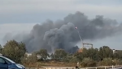 На военном аэродроме Севастополя разбился самолет. Жители сообщают о взрывах