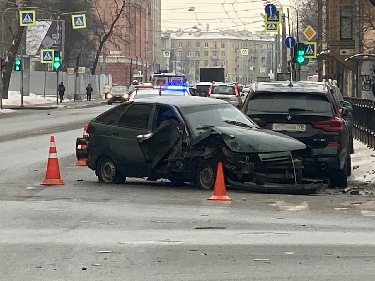 Покажи аварию в питере. Васильевский остров происшествия. Авария на Васильевском острове. Авария на Васильевском острове вчера.