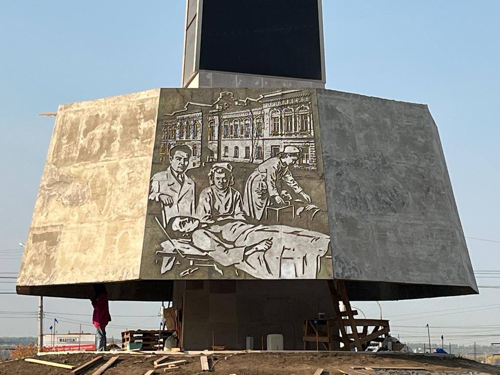 Панно установили на стеле «Город трудовой доблести» в Иркутске