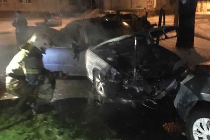 Рядом с BMW была припаркована «Лада-Гранта», огонь повредил и ее