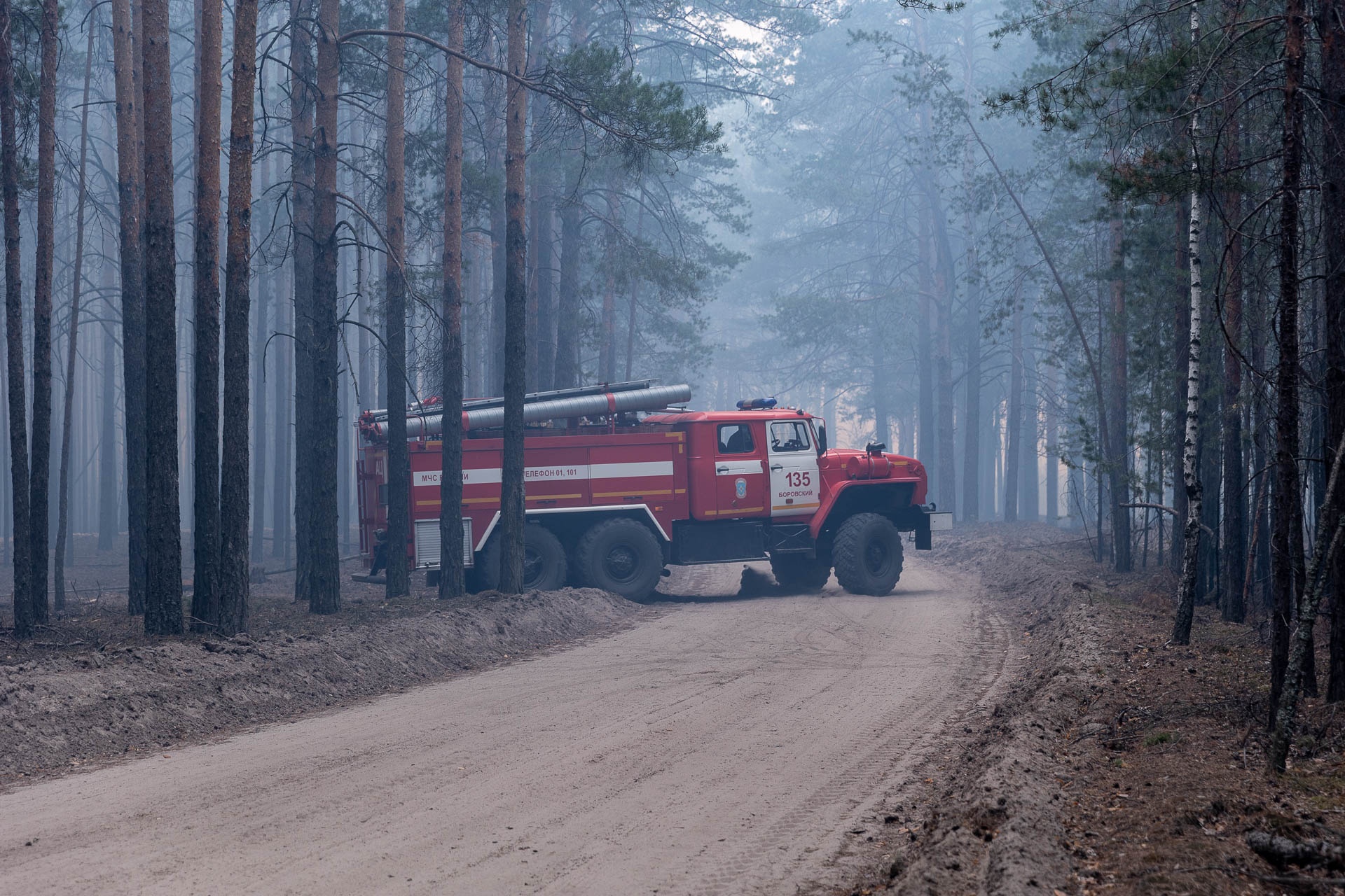 Пожарная машина у озера Лебяжье