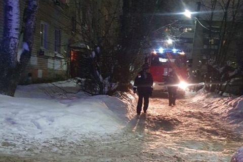 «Его вытаскивали из квартиры»: в Ярославле вспыхнул пожар в многоэтажке