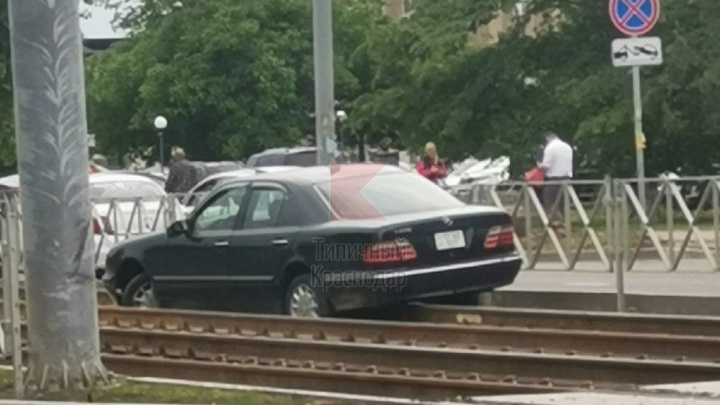 В Краснодаре иномарка после ДТП заблокировала трамвайные пути