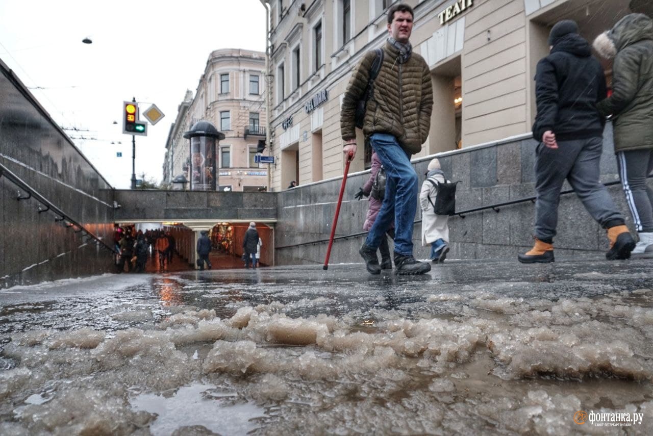 Тротуар в питере. Оттепель в Петербурге. Питер оттепель лужи. Питерские улочки. Тротуар Питер.