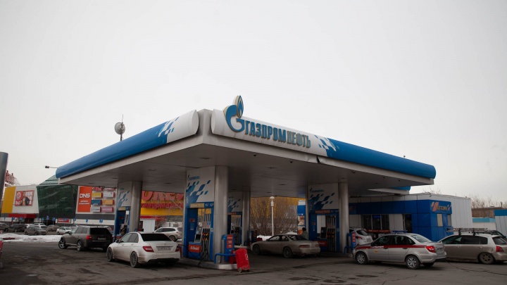 Смотрим на цену на бензин и удивляемся: что с ними происходит на тюменских заправках и почему так