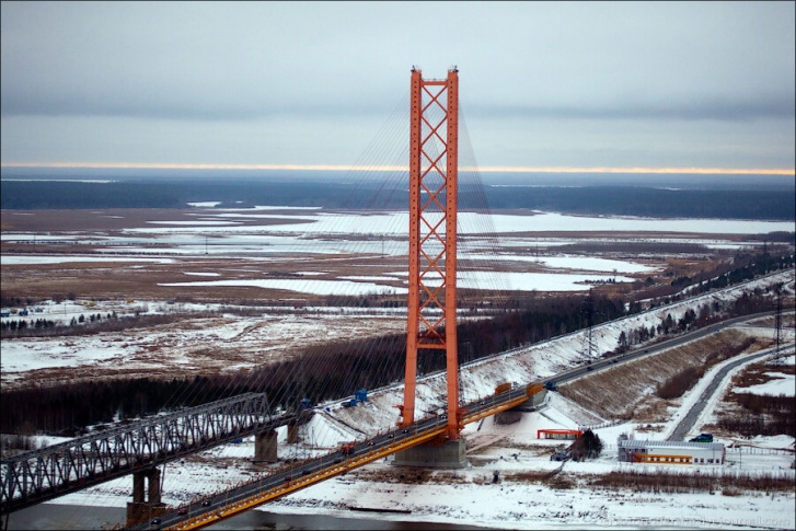 Сургутский мост через Обь один из самых длинных мостов в Сибири. Его длина — 2110 метров, длина центрального пролета — 408 метров