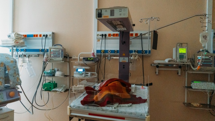 В Омске врачи приняли экстренные роды у 42-летней женщины. Она не знала, что беременна