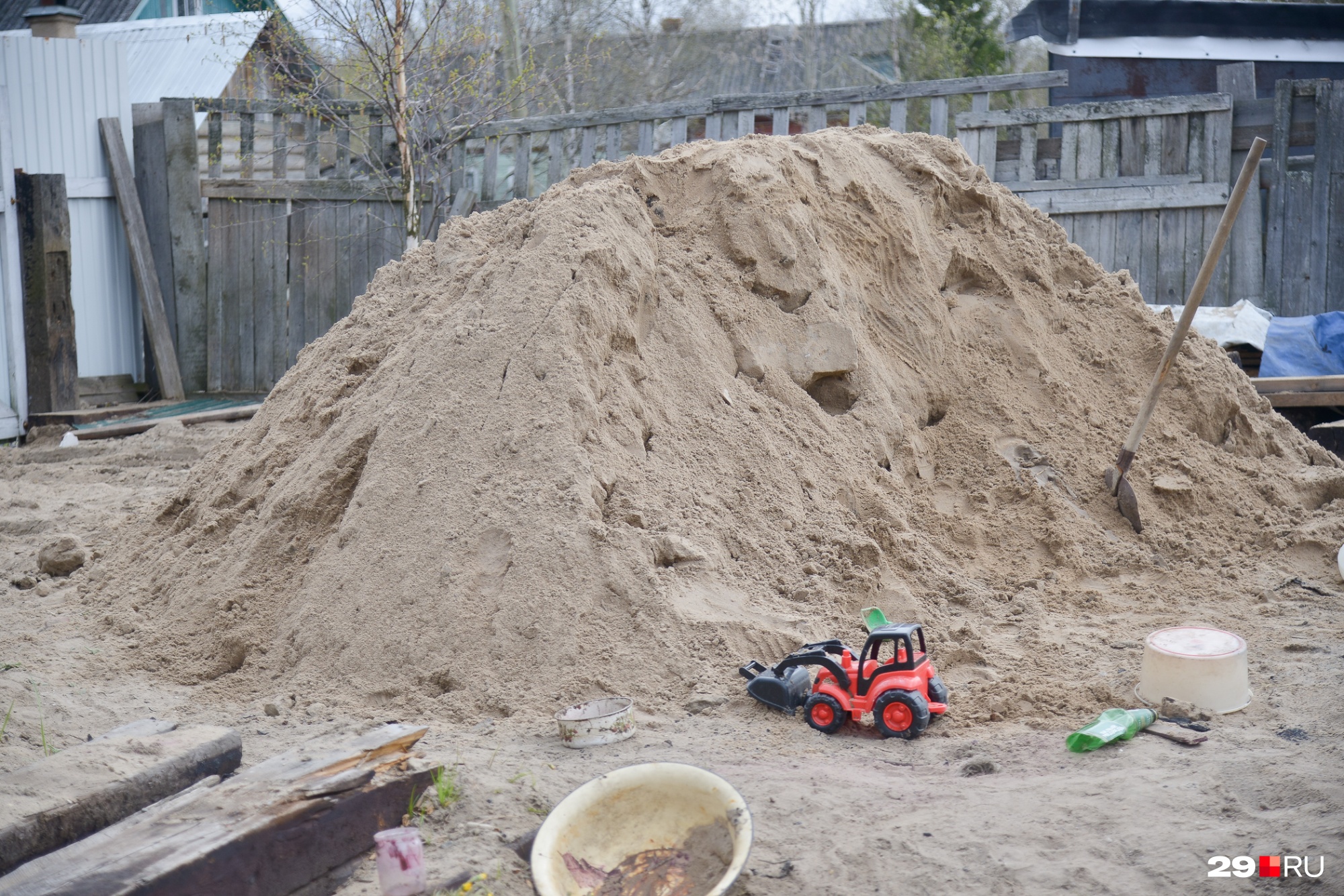 Песок для восстановления участка стал импровизированной детской песочницей