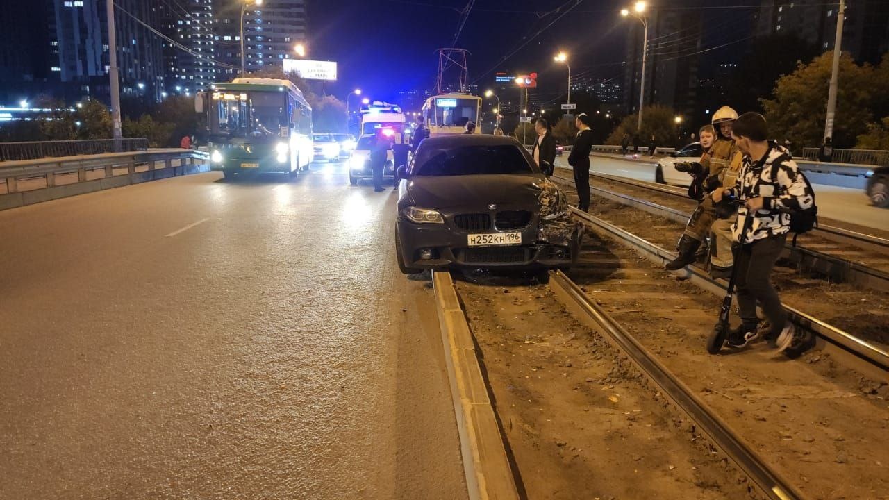 Авария на Малышева, где BMW протаранил трамвай, попала на видео