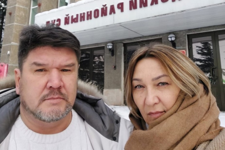 Адвокаты у здания суда Заводского района города Кемерово
