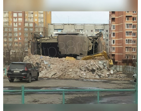 Экскаватор завалился набок при сносе кинотеатра «Чайка» в Иркутске