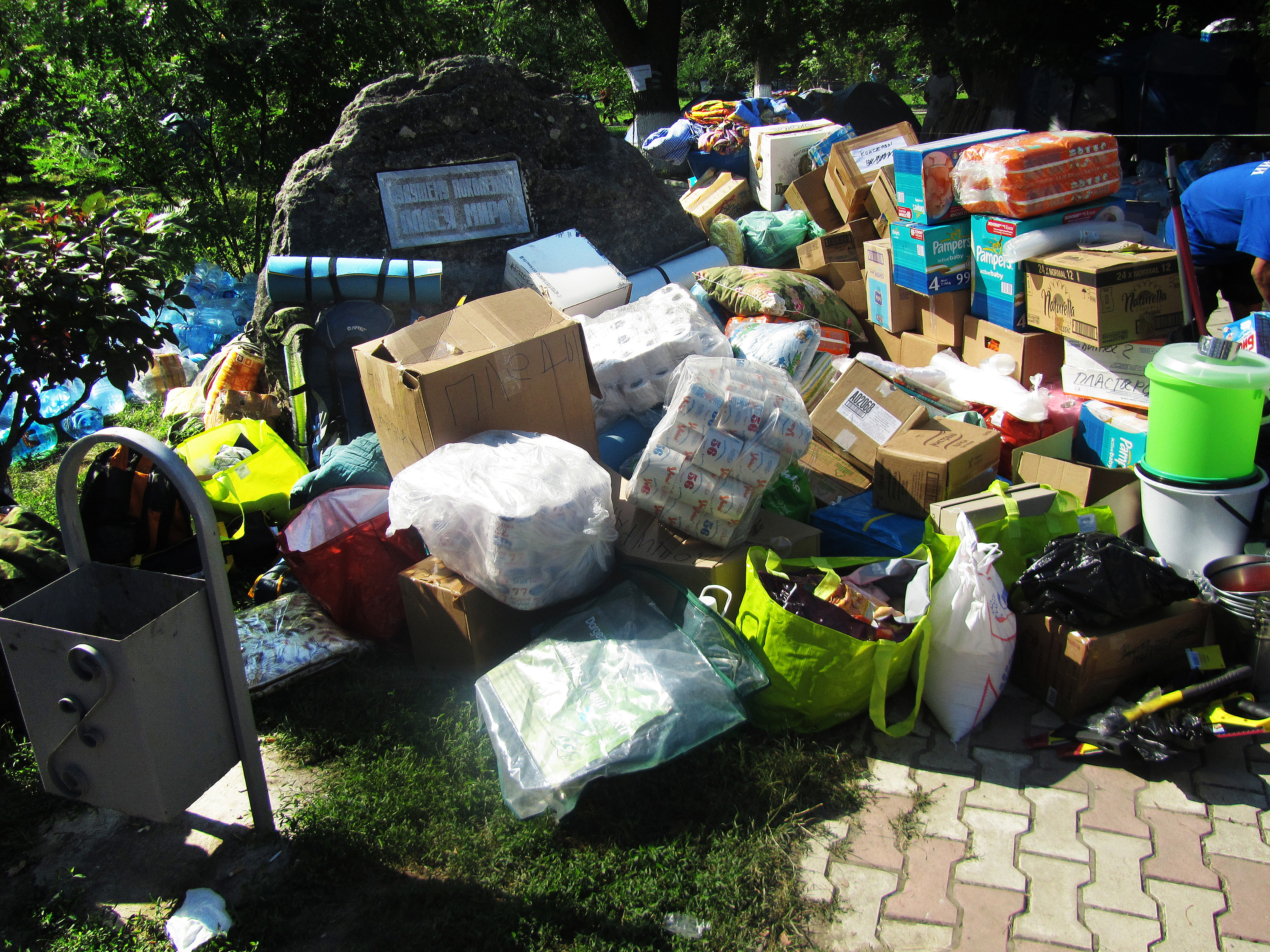 Гуманитарную помощь везли из Краснодара, Ростова, Москвы и десятков городов России, Украины и Белоруссии Гуманитарную помощь везли из Краснодара, Ростова, Москвы и десятков городов России, Украины и Белоруссии