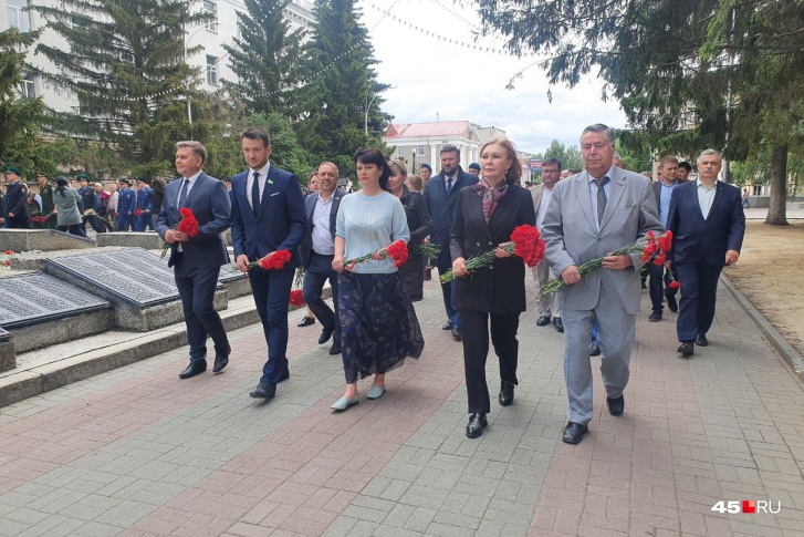 В возложении цветов приняла участие замгубернатора региона Лариса Кокорина и глава Кургана Елена Ситникова