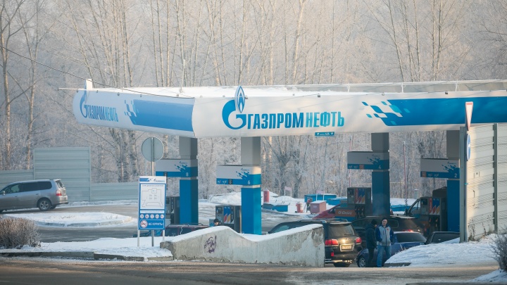 Красноярцы столкнулись с очередями и отсутствием бензина на заправках «Газпромнефти»