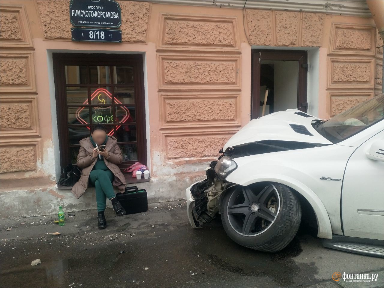 Mercedes приехал в булочную на Римского-Корсакова, уходя от полиции