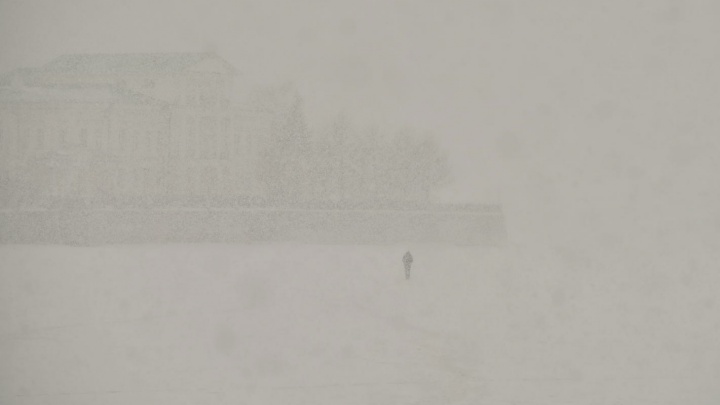 Екатеринбург оказался в снежном плену. Показываем, как город накрыло мартовской метелью