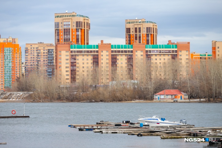 Летом на острове Отдыха стоят три сотни судов, зимой их убирают на хранение. Лодочники опасаются, что это последний их сезон на этом месте