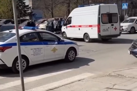 Иномарка сбила двоих людей на электросамокатах в Новосибирске