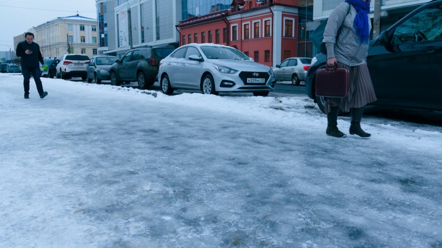 Чтобы не скользить по случайным каткам Архангельска: какие бывают антигололедные примочки для обуви