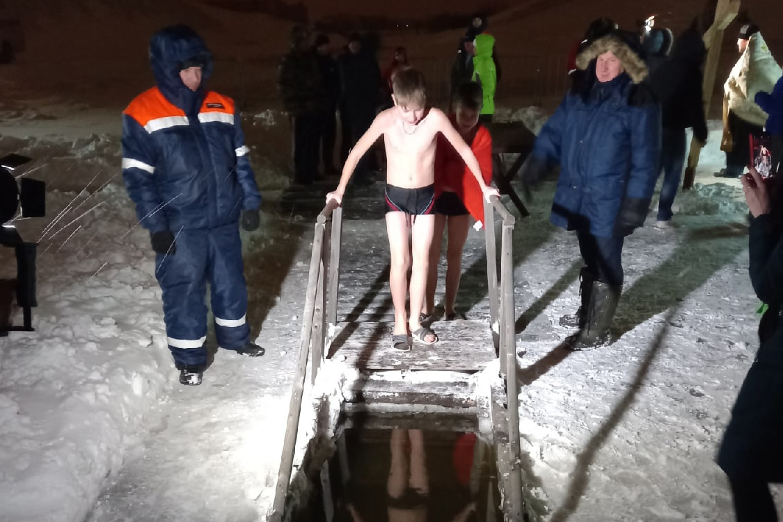 Дети не побоялись холода. Но ныряли под присмотром взрослых и спасателей Дети не побоялись холода. Но ныряли под присмотром взрослых и спасателей