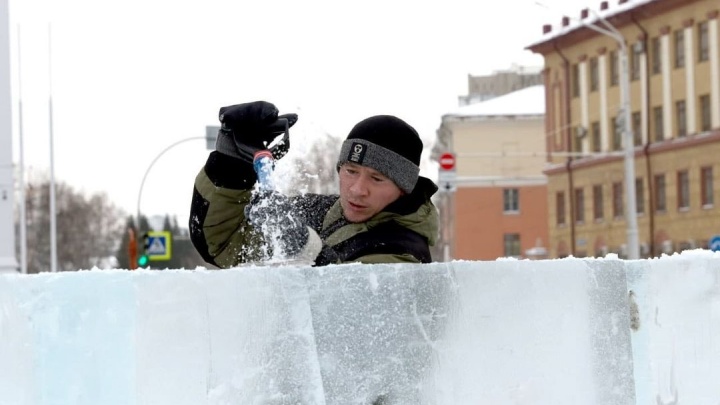В центре Кемерова начали строить ледовый городок. В нем будут зоны для детей и взрослых