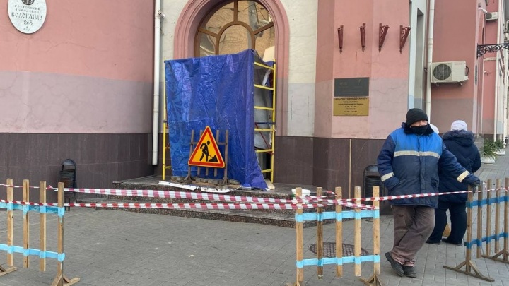 Рабочие «Ростовводоканала» забаррикадировали входы в офис, где закрылся уволенный директор