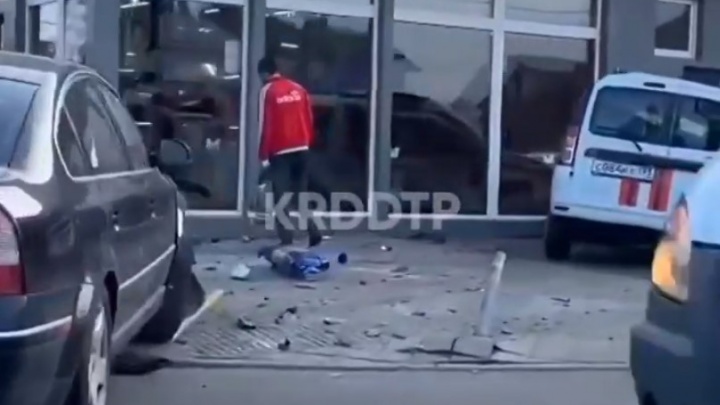В Краснодаре машина спасателей врезалась в магазин, пострадали трое