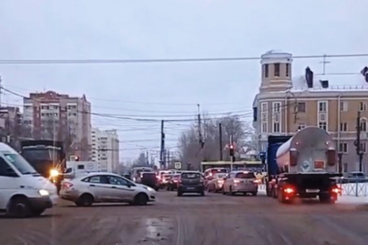 Прошло полтора месяца после изменения схемы движения, но водители так и не привыкли к этому Прошло полтора месяца после изменения схемы движения, но водители так и не привыкли к этому
