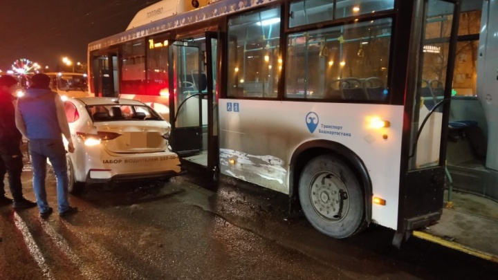 В Уфе автобус с 20 пассажирами попал в ДТП с иномаркой, у водителя которой не было прав