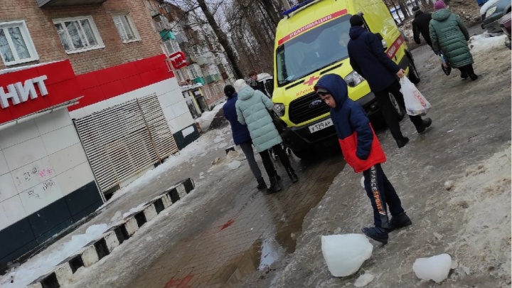 Врачи рассказали о состоянии 12-летних девочек, на которых в Ярославле обрушились ледяные глыбы