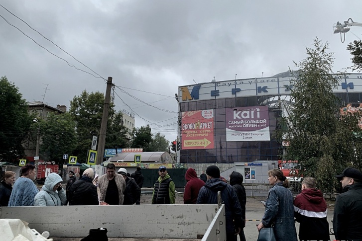 По словам владельца ТЦ, предприниматели по-прежнему не могут попасть внутрь