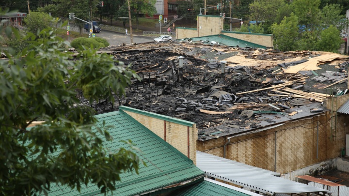 «По всему району пахнет гарью»: как выглядит ТЦ в Ярославле после крупного пожара