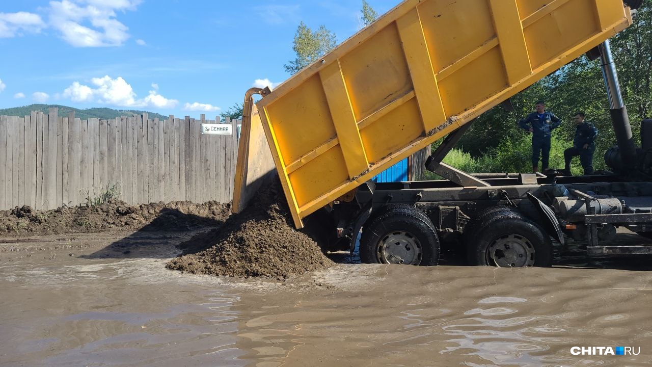 КамАЗы запечатывают песком затопленные улицы в Ингодинском районе