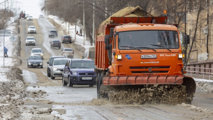 Работает всего одна КДМ: смотрим, как в Волгограде убирают последствия засора канализации