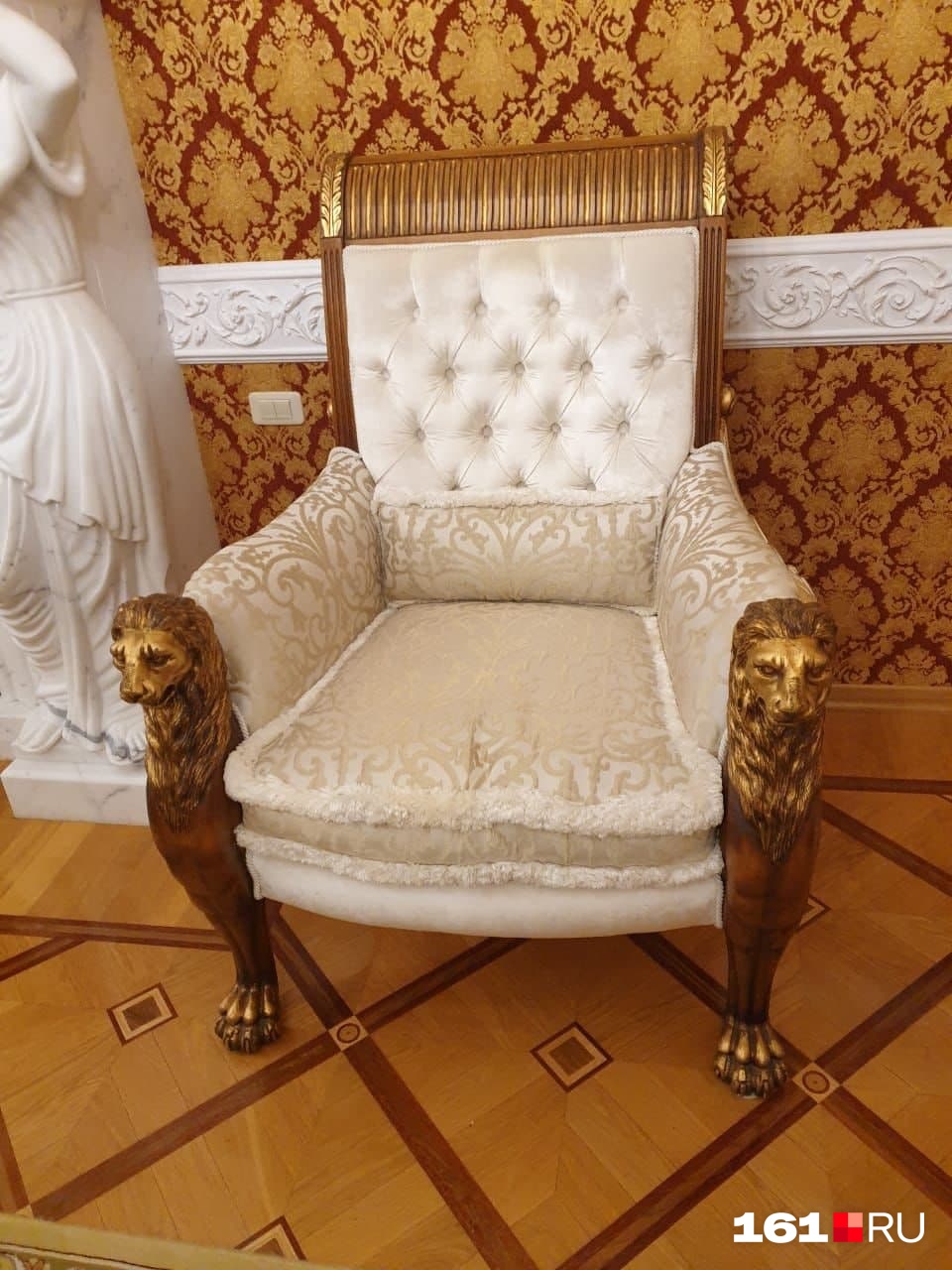 Кресло, похожее на трон