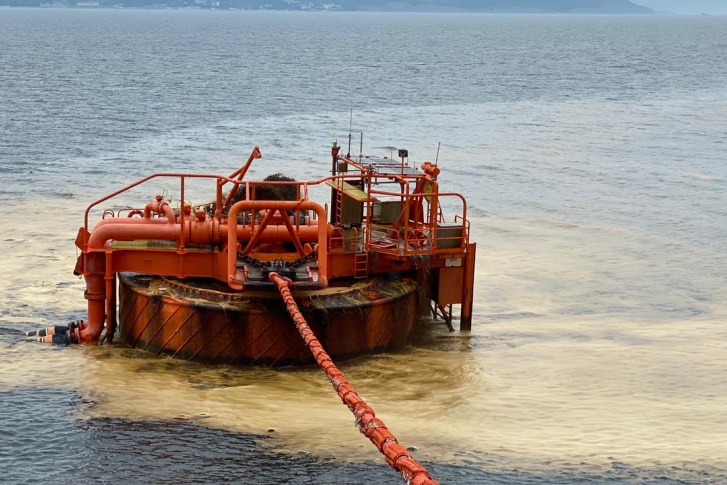 Нефть разлилась в морском терминале в селе Южная Озереевка