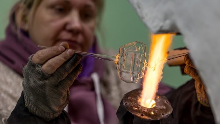Как пламя создает новогоднее настроение: репортаж с единственной за Уралом фабрики елочных игрушек
