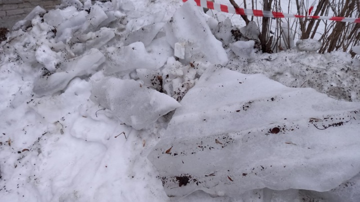 Глыба льда упала на прохожую в Первомайке — женщину госпитализировали