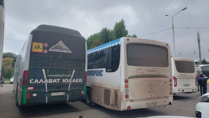 «Пока привезли к вам, ждем»: у казанского пункта мобилизации стоят автобусы с башкирскими номерами