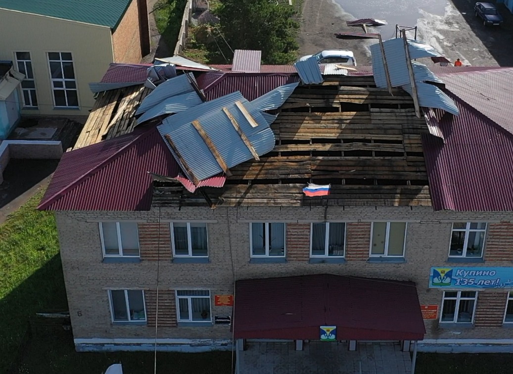 «Ветер 30 м/с»: в Новосибирской области из-за урагана снесло крыши школы и домов