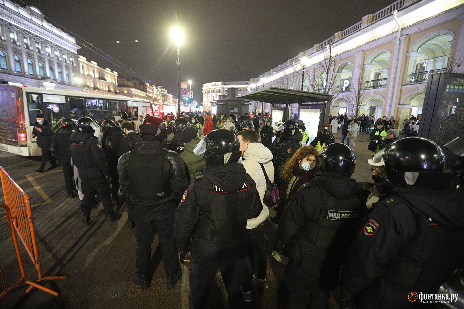 После седьмой антивоенной акции в Петербурге в полиции оказались более 300 человек